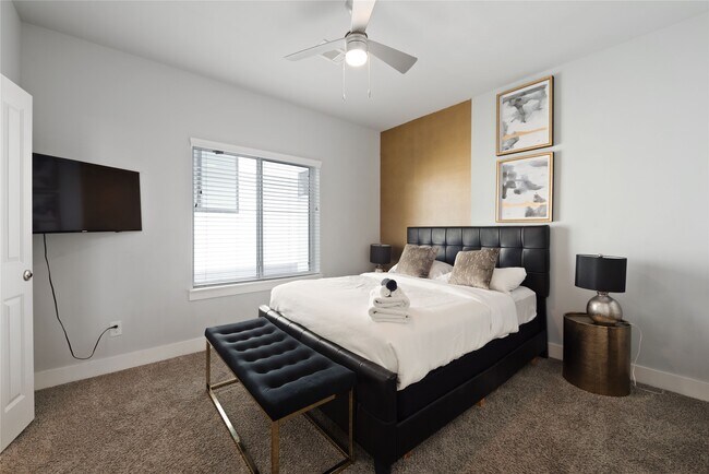 Building Photo - 3365 Daphne St