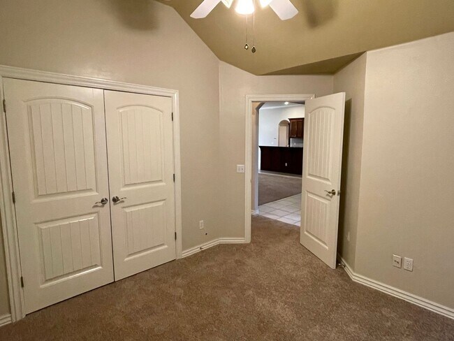 Building Photo - Great 4 Bed In Edmond Schools!!