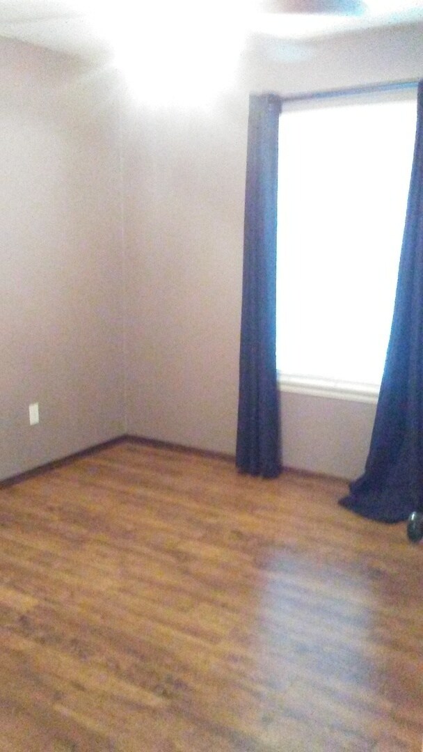 Building Photo - PRE-LEASING FOR FALL. 3 bed, 2 bath, 2 car garage home in Woodcreek Addition!