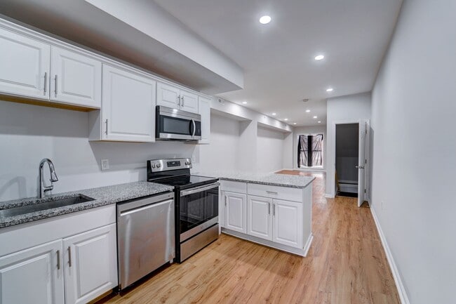 Building Photo - Beautifully Updated Townhome in Prime Loca...