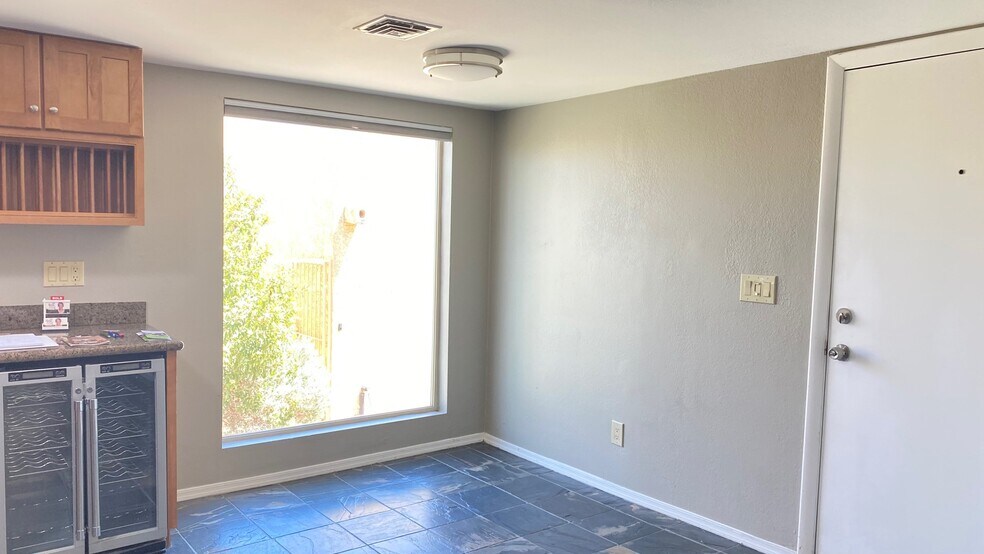 Building Photo - 700 E Placita Leslie