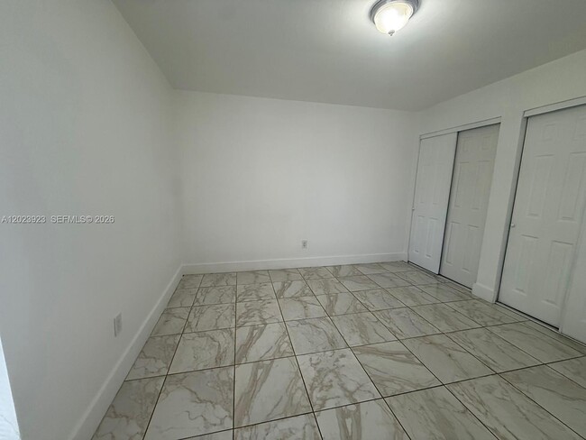 Building Photo - 10393 N Kendall Dr