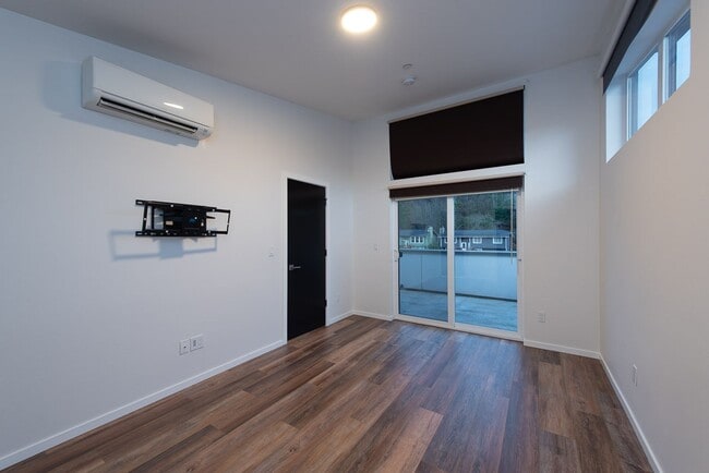 Building Photo - Modern New Construction Townhome | EV Park...