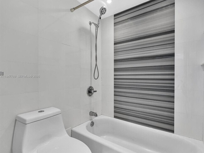 Building Photo - 100 Bayview Dr