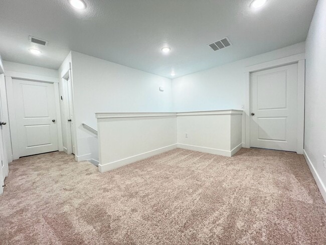 Building Photo - 3 Bed/2.5 Bath Townhome in Salem!