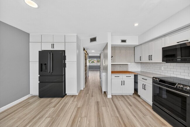 Building Photo - 505 NE 20th Ave