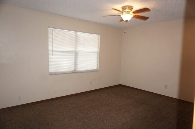 Building Photo - Westside 2/2 Townhome