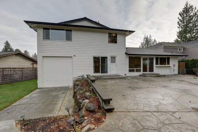 Building Photo - Spacious 4 Bedroom/3ba Bath Bellevue Home Available Now!