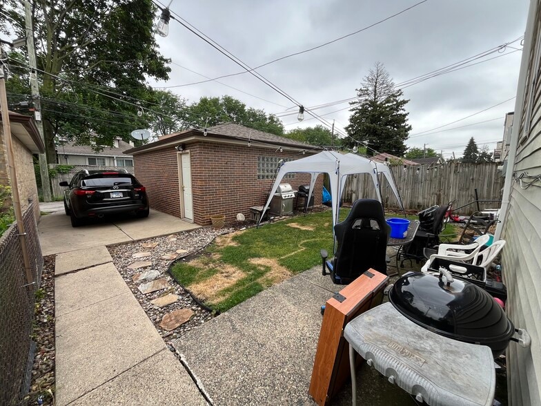 Building Photo - 5126 W Cullom Ave