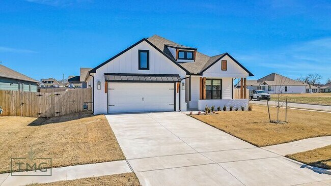 Building Photo - Gorgeous 4/2.5/2 on a corner lot!