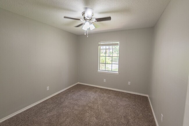 Building Photo - 1825 Courtney Dr