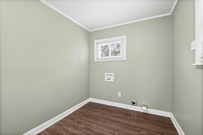 Building Photo - 4 Bedroom In Colonial Acres