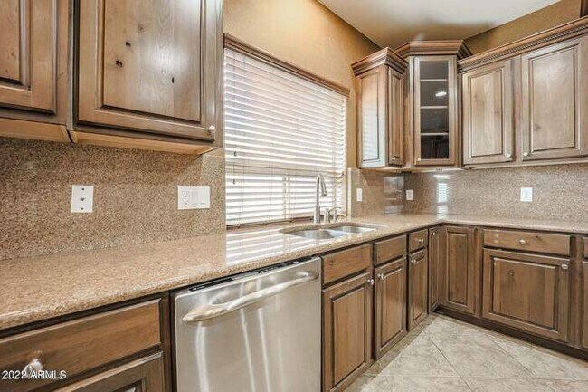 Building Photo - BEAUTIFUL SURPRISE HOME