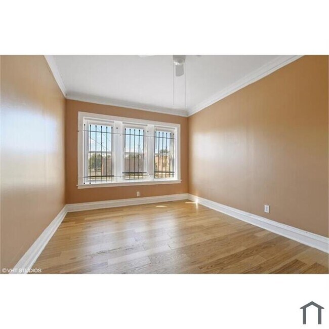 Building Photo - 1140 W 77th St