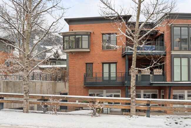 Building Photo - 501 Rio Grande Pl