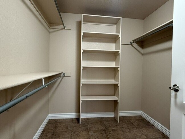 Building Photo - 400 Sterling Dr