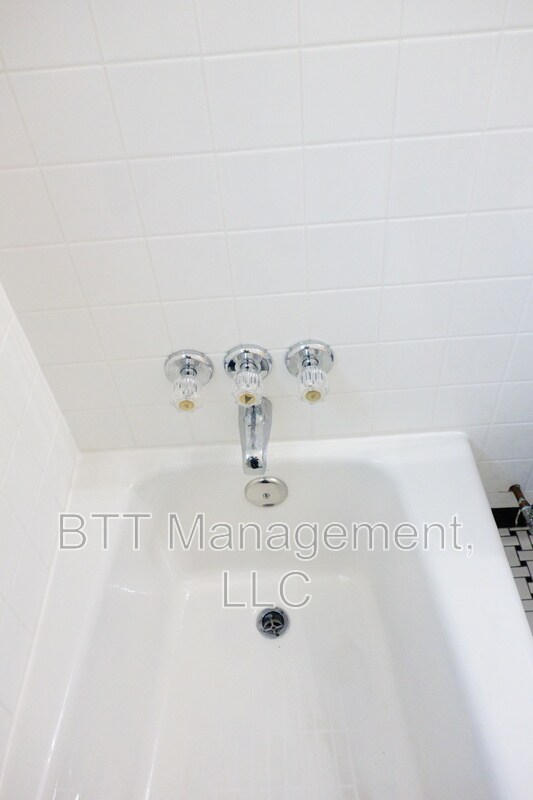 Building Photo - 812 Greenwood Cir