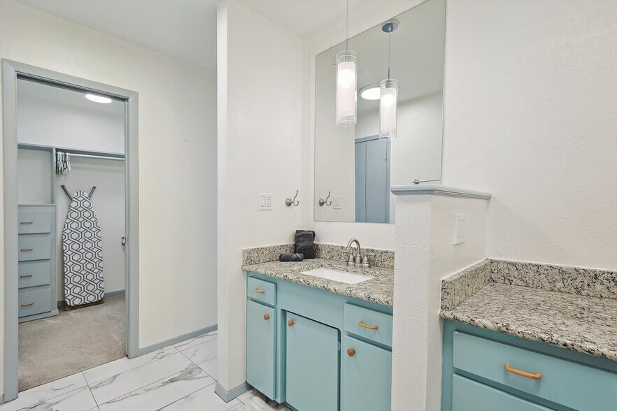 Building Photo - 7749 El Pensador Dr