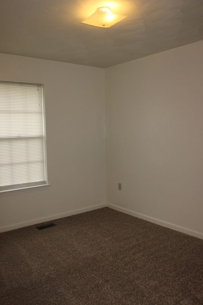 Building Photo - Rutherford Townhomes 4 Bedroom w/Den 3 Bathroom