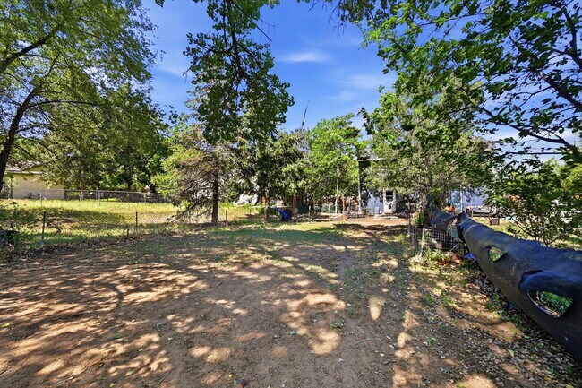 Building Photo - $1,695.95 - 2 Bed, 1 Bath Townhome In Denver with In Unit Laundry!