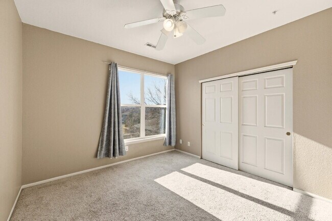 Building Photo - 2 Bed 2 Bath Condo With Balcony!