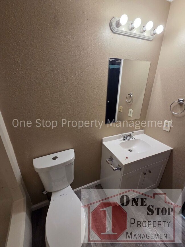 Building Photo - Gorgeous 2 Bedroom, 1.5 Bath in Independence!