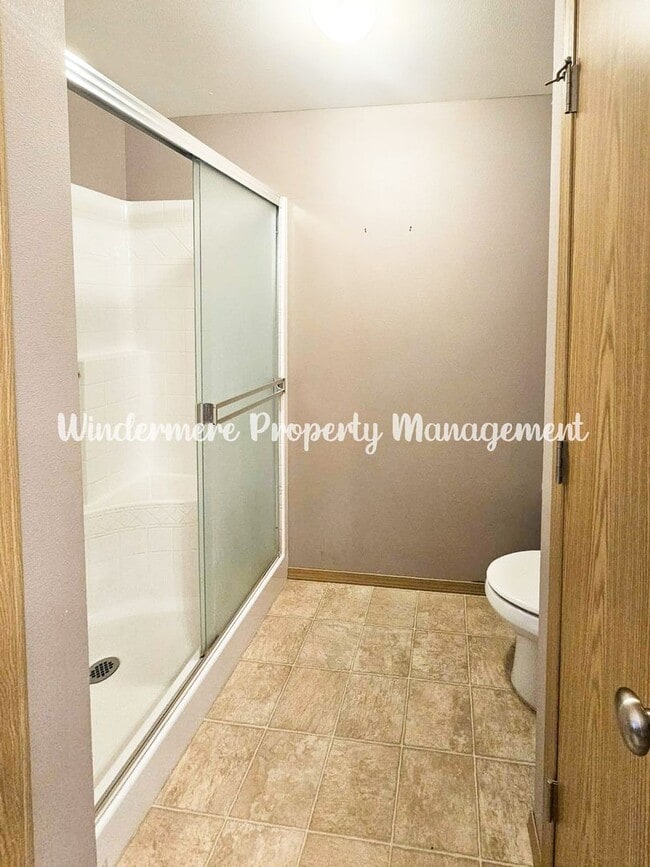 Building Photo - Immaculate rambler on large lot in Olalla