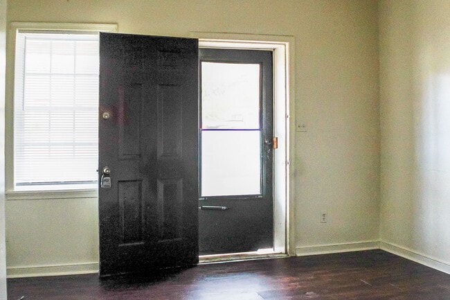 Building Photo - 712 Mt Airy St