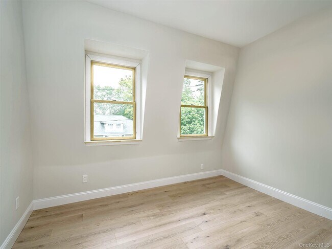 Building Photo - 316-324-324 Sea Cliff Ave