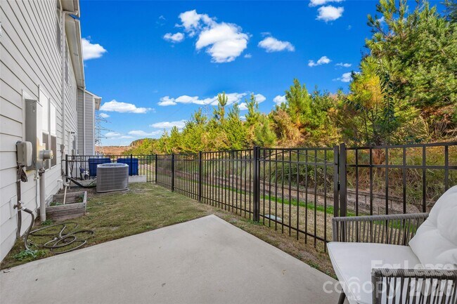 Building Photo - 1140 Streamside Ln