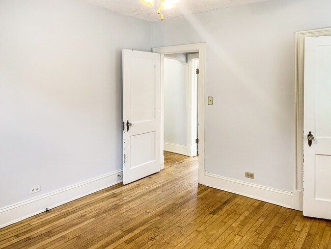 Building Photo - Charming 2 Bed/1 Bath Bungalow in Lakeside!