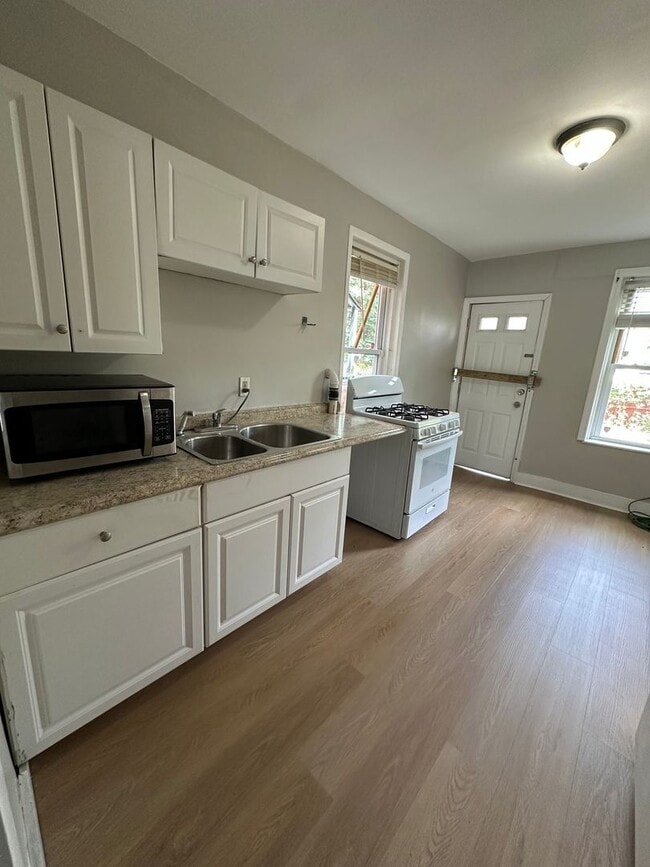Building Photo - 3 Bedroom 1 bath