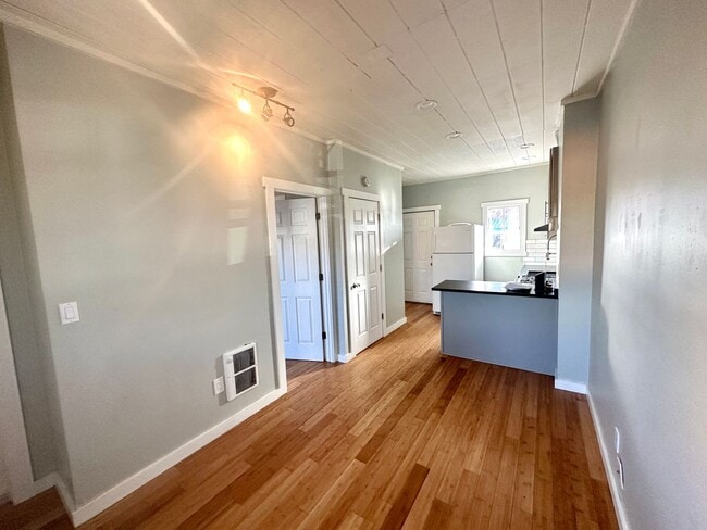 Building Photo - Charming One Bedroom Home in Sunnyside!