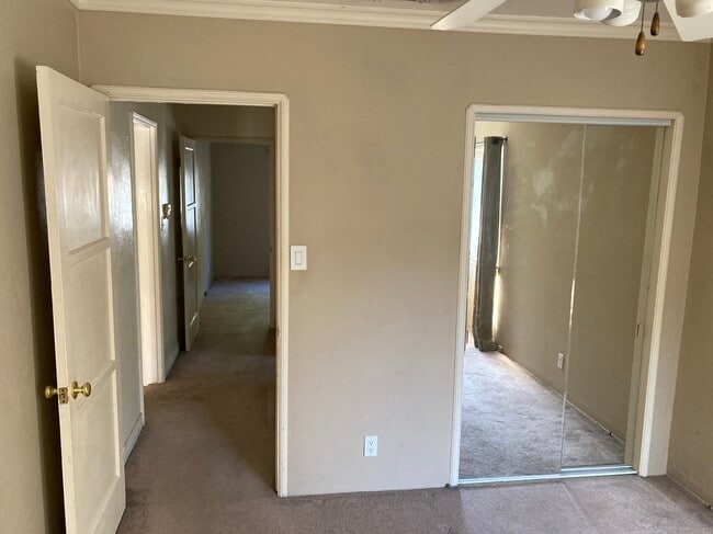 Back bedroom Mirrored Closet - 4454 Laurelgrove Ave