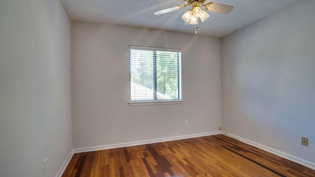 Building Photo - 213 Bayberry Dr