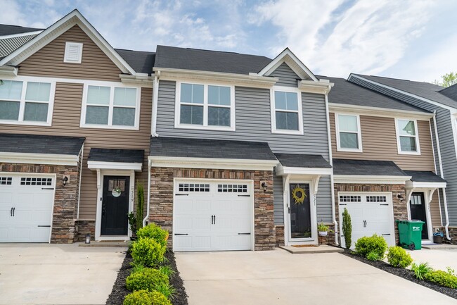 Building Photo - 3BR/2.5BA Upgraded Luxury Townhome on Spar...