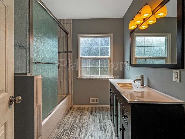 Building Photo - 5147 E Los Flores St