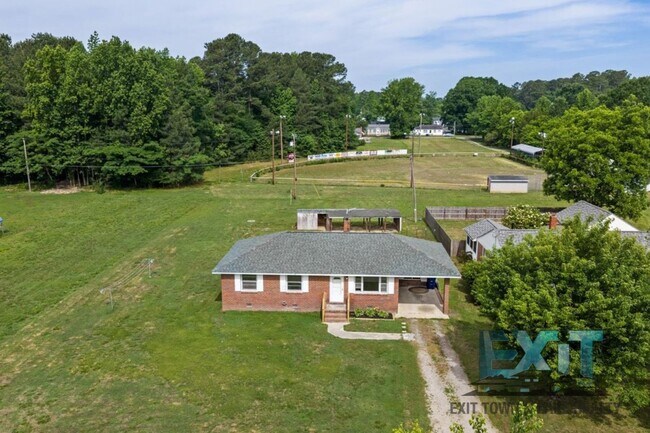 Building Photo - Charming 3BR Home in Jarratt - Convenient Location Near I-95