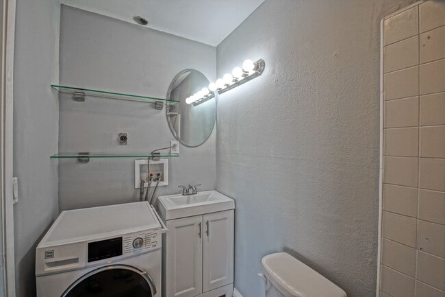Building Photo - Bright & Spacious, Top-Floor 3BR3BA Condo ...