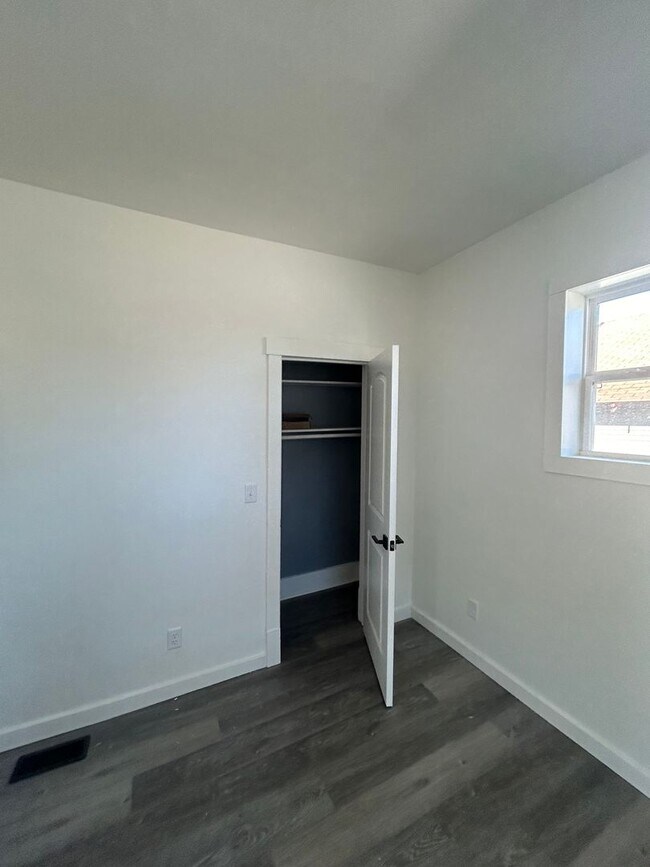 Building Photo - New Glory