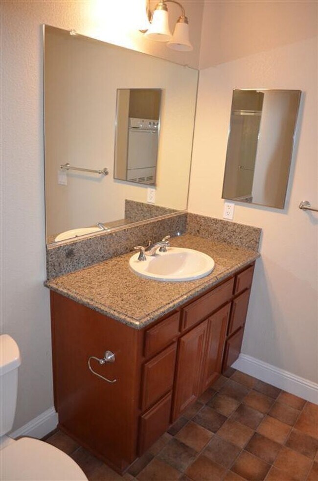 Building Photo - 2 Bed / 2 Bath Apartment | 1,021 Sq. Ft. | Washer & Dryer Included