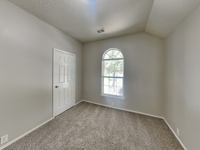 Building Photo - 18810 Woodglen Shadows Dr