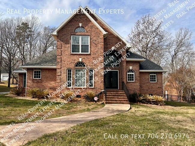 Building Photo - Charming 4BR/2.5BA home in Charlotte!