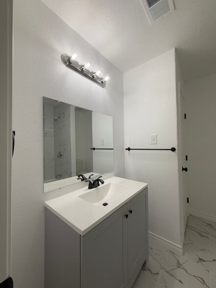 Building Photo - 6406 Gray Ridge