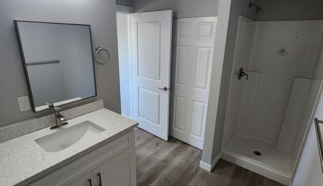 Building Photo - *** 2nd month FREE!!!  Rent Special***Newly Remodeled Tacoma Gem - Modern Comfort and Style in a ...