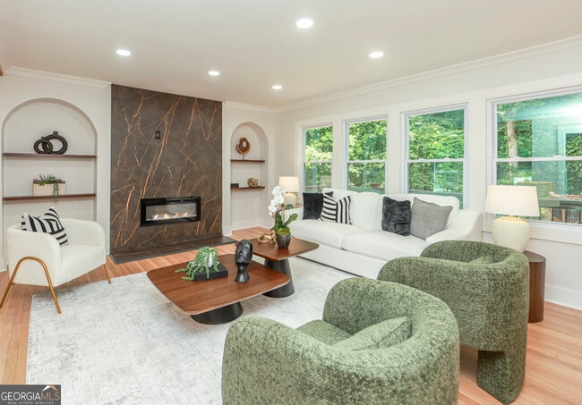 Building Photo - 2908 N Hills Dr NE