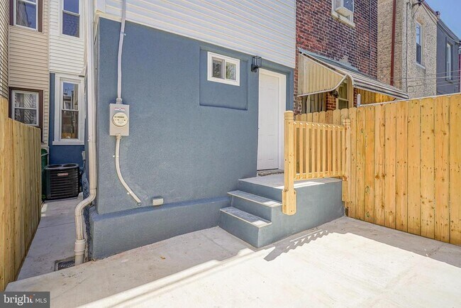 Building Photo - 3260 Cedar St