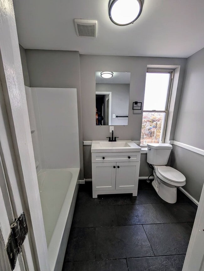 Building Photo - Freshly Remodeled 3 Bedroom House