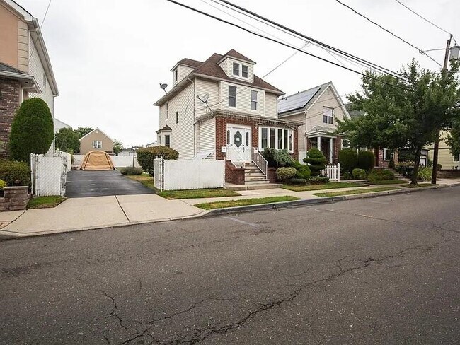 Building Photo - 733 Hudson Ave