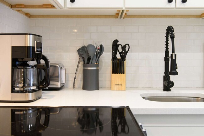 Building Photo - 240e E 75th St